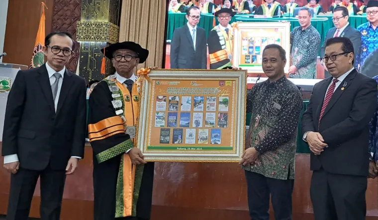 Sebanyak 17 Buku Dosen FISIP Unand Diterbitkan Penerbit Rajagrafindo