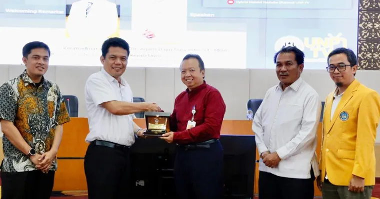 Wakil Rektor Bidang Perencanaan, Kerja Sama, dan Hubungan Internasional UNP, Dr. rer. nat. Deski Beri, S.Si, M.Si, serahkan cindera mata ke Dr. Agam Bayu Suryanto, SE., MBA, Kepala Divisi Kerjasama &amp; Pengembangan LPDP. Foto: Humas UNP