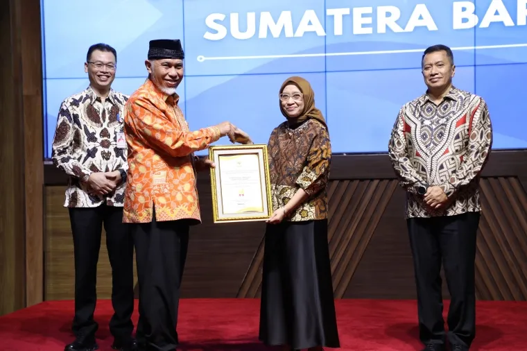 Gubernur Sumbar, Mahyeldi Ansharullah menerima penghargaan dari Menteri Pendayagunaan Aparatur Negara dan Reformasi Birokrasi (PANRB) RI, Rini Widyantini di Kantor Kementerian PANRB Jakarta Pusat, Rabu (30/4/2025). Foto: Adpim Sumbar