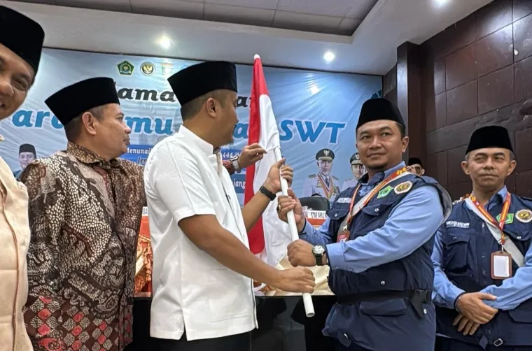 Wakil Gubernur Sumatera Barat, Vasko Ruseimy, secara resmi melepas para tamu Allah itu menuju tanah suci di Asrama Haji Padang, Jalan Bakti No. 509, Parupuk Tabing, Koto Tangah, Kota Padang, Jumat (2/5/2025). Foto: Adpim Sumbar