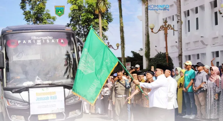 Wali Kota Padang Panjang, Hendri Arnis ketika melepas sebanyak 19 Calon Jamaah Haji Kota Padang Panjang yang tergabung dalam kloter 15, Kamis (29/5/2025). Foto: Kominfo Padang Panjang