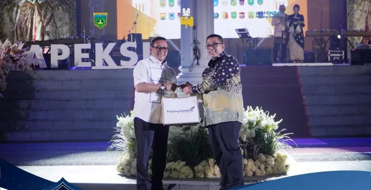 Wali Kota Padang Panjang, Hendri Arnis (kanan) mendapat kepercayaan untuk mengemban amanah sebagai Wakil Ketua III Apeksi Wilayah I dalam Muskomwil yang diselenggarakan di Bukittinggi, Selasa (29/4/2025). Foto: Kominfo Padang Panjang