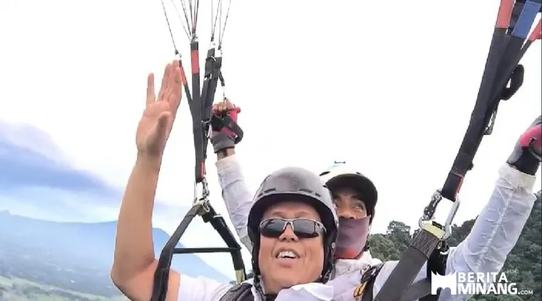 Wakil Wali Kota Payakumbuh Elzadaswarman ambil bagian dalam Jambore Paralayang Sumatera Barat Seri I Tahun 2025 dengan terbang tandem dari Puncak Lontiak, Nagari Taeh Bukik, Kecamatan Payakumbuh, Kabupaten Lima Puluh Kota, Sabtu (17/05/2025).
