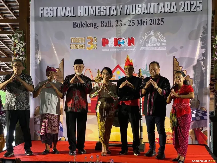Foto bersama usai menerima penghargaan.