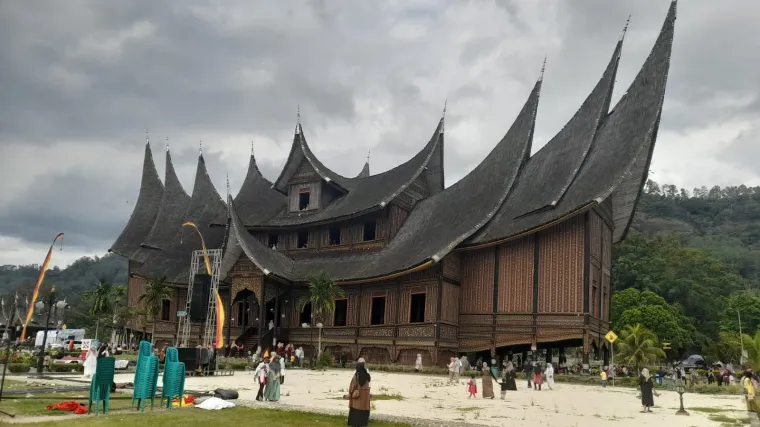 Ilustrasi Rumah Gadang, Masikah Gen Z Peduli Terhadap Warisan Budaya Minangkabau Ini?