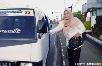 Seorang ASN Pemko Padang Panjang ketika turun Angkot yang mengantarkannya ke kantor. Foto: Kominfo Padang Panjang