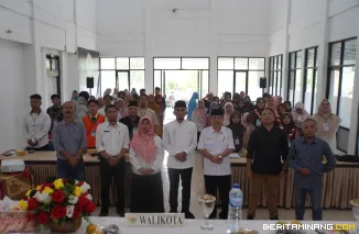 Suasana kegiatan bedah buku koleksi Perpustakaan Daerah berjudul "Diorama Kota Bahagia Padang Panjang dalam Esai" karya penulis Dede Pramayoza, Rabu (28/5/2025), di Aula Kantor Camat Padang Panjang Timur. Foto: Kominfo Padang Panjang