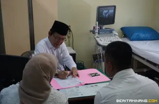 Wali Kota Payakumbuh, Zulmaeta berkantor di Rumah Sakit Umum Daerah (RSUD) Adnaan WD hari ini, pantau langsung pelayanan kesehatan termasuk memeriksa kondisi ibu hamil. Rabu (28/5/2025).