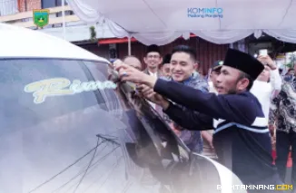 Wakil Wali Kota, Allex Saputra dengan penandaan angkutan kota (angkot) menggunakan stiker khusus guna mendukung program Transportasi Gratis bagi Pelajar, Jumat (2/5/2025). Foto: Kominfo Padang Panjang