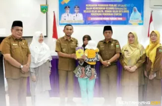 Wakil Wali Kota, Allex Saputra, serahkan paket Susu Pangan Olahan untuk Keperluan Medis Khusus (PKMK) kepada 32 balita di wilayah kerja Puskesmas Koto Katik, Kecamatan Padang Panjang Timur, Senin (26/5/2025). Foto:Kominfo Padang Panjang