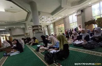 Suasana Ceremony Responsi Agama Islam kepada seluruh mahasiswa baru yang mengambil mata kuliah MKU PAI di Mesjid Raya Al-Azhar UNP. Foto: Humas UNP