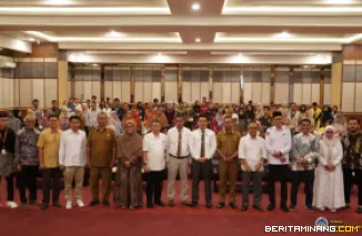 Wakil Rektor IV UNP,  Dr.rer.nat. Deski Beri, S.Si., M.Si foto bersama usai membuka SOCIOTOPIA, 1.0 pada Senin (5/5/2025)di berbagai venue di Fakultas Ilmu Sosial, UNP. Foto: Humas UNP