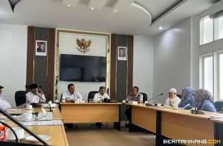 Sekretaris Daerah Kota, Sonny Budaya Putra saat memimpin rapat persiapan Soft Lounching Transportasi Gratis Bagi Pelajar di Ruang VIP Balaikl Kota Padang Panjang, Rabu (30/4/2025). Foto:Kominfo Padang Panjang