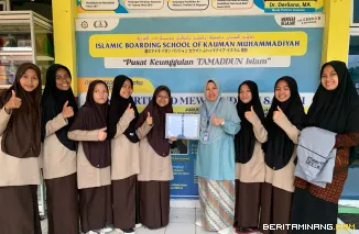 Tim produksi fm pendek, santri Pesantren Kauman Muhammadiyah Padang  Panjang berjudul Takjil Terakhir bersama Dr. Derliana, MA, Mudir Pesantren Kauman syukuran kemenangan. Foto: Humas Kauman Padang Panjang