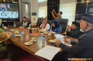 Gubernur Sumatera Barat (Sumbar), Mahyeldi Ansharullah membuka acara webinar nasional bertajuk "LPDP Hadir untuk Negeri: Pendidikan Berkualitas, ASN Berdaya Saing, Daerah Maju, Indonesia Makmur", yang diselenggarakan secara daring, Jumat (2/5/2025). Foto:
