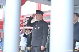 Peringatan Hari Pendidikan Nasional (Hardiknas) 2025 di Sumatera Barat, Jumat pagi (2/5/2025) di halaman Kantor Gubernur Sumbar dipimpin langsung oleh Gubernur Mahyeldi Ansharullah. Foto:Adpim Sumbar