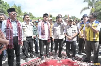 Gubernur Mahyeldi saat mendampingi Menteri Pekerjaan Umum (PU) RI, Dody Hanggodo,  meninjau langsung lokasi pembangunan Sekolah Rakyat di Kecamatan Gunung Talang, Kabupaten Solok, Sabtu (03/05/2025). Foto: Adpim Sumbar