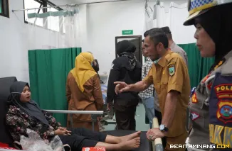 Wakil Wali Kota Padang Panjang saat berdialog dengan korban kecelakaan tunggal yang melibatkan Bus Antar Lintas Sumatera (ALS) yang menyebabkan 12 penumpang meninggal dunia, Selasa (6/5/2025).  Foto:Kominfo Padang Panjang