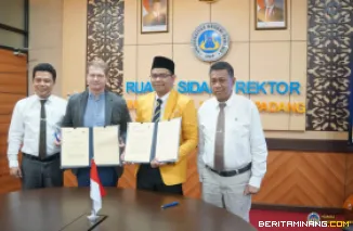 Rektor UNP, Krismadinata, Ph.D., WR Bidang Perencanaan, Kerja Sama, dan Hubungan Internasional UNP, Dr. rer. nat. Deski Beri, S.Si., M.Si., foto bersama usai teken kerjasaman dengan Noble Solution Irlandia, Senin (5/5/2025) di Ruang Sidang Rektor. Foto: H