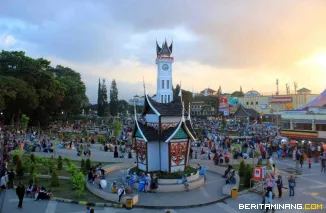 Suasana keramaian di areal Jam Gadang jantung kota Bukittinggi. Foto: Amri Suryanto