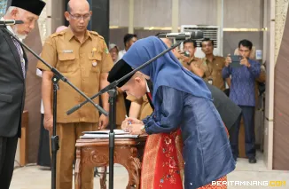 Gubernur Sumatera Barat (Sumbar), Mahyeldi Ansharullah ketika melantik 87 Kepala SMA/SMK/SLB di Aula Kantor Gubernur Sumbar, Selasa (27/5/2025).  Foto: Adpim Sumbar