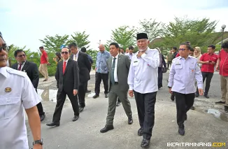 Gubernur Mahyeldi saat mendampingi kunjungan kerja Kepala BNPB Letjen TNI Dr. Suharyanto, S.Sos, M.M  ke Universitas Andalas. Rabu (7/5/2025). Foto: Adpim Sumbar