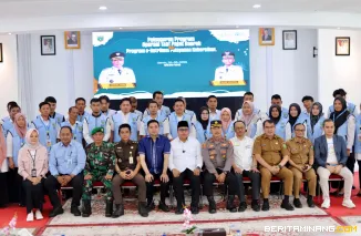 Wali Kota, Hendri Arnis foto bersama usai meluncurkan dua program unggulan, yaitu Operasi Taat Pajak (OTP) Daerah dan Program e-Retribusi Pelayanan Kebersihan, Senin (26/5/2025), di Hall Lantai III Balai Kota Padang Panjang. Foto: Kominfo Padang Panjang