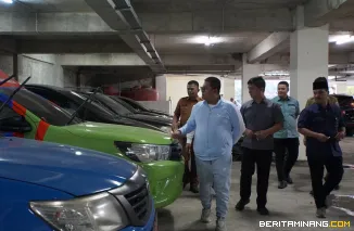 Bersama Wakil Wali Kota, Allex Saputra, Wako Padang Panjang Hendri lakukan pengecekan dan pendataan ulang kendaraan dinas yang dimiliki seluruh Organisasi Perangkat Daerah (OPD) di lingkungan Pemerintah Kota Padang Panjang, Selasa (27/5/2025). Foto: Komin