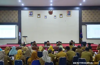 Rapat Evaluasi Program 100 Hari Wali Kota Payakumbuh di Aula Ngalau Lantai 3 Balai Kota Payakumbuh, Senin (26/5/2025).