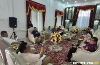 Kepala Dinas Bina Marga, Cipta Karya, dan Tata Ruang (BMCKTR) Sumbar, Erasukma Munaf di Gubernuran Sumbar, Kamis (01/05/2025), ketika memimpin rapat persiapan penyambutan kunjungan kerja Menteri PU RI. Foto:Adpim Sumbar