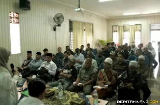 Kepala Dispangtan Padang Panjang, Ade Nafrita Anas pada kegiatan sosialisasi pemotongan hewan kurban yang diikuti panitia masjid, musala, dan organisasi masyarakat, Rabu (30/4/2025) di Aula Kantor Dispangtan. Foto: Kominfo Padang Panjang