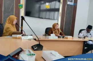Plt Asisten Pemerintahan dan Kesra Setdako, Nofiyanti ketika memimpin rapat persiapan di Ruang VIP Balai Kota, Senin (28/4/2025). Foto: Kominfo Padang Panjang