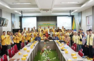 Rektor UNP, Krismadinata, Ph.D., Dekan FIK, Prof. Dr. Nurul Ihsan, S.Pd., M.Pd foto bersama usai pembukaan asesmen lapangan akreditasi dari LAMDIK, Jumat (2/5/2025) di Ruang Sidang Dekanat Fakultas Ilmu Keolahragaan. Foto: Humas UNP