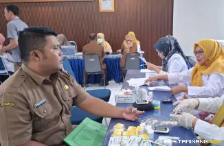 Suasana pemeriksaan kesehatan gratis bagi ASN, non-ASN, perangkat kelurahan, RT, dan masyarakat umum di Kantor Camat PPB, Senin (5/5/2025). Foto: Kominfo Padang Panjang