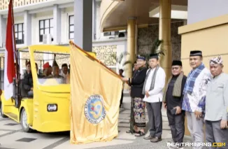 Rektor UNP Krismadinata, Ph.D didampingi sejumlah Pimpinan UNP, diantara Senior Eksekutif Prof. Ganefri, Ph.D ketika peluncuran Mobil Listrik Generasi Baru dengan menggunakan Artificial Intellegence (AI) Jumat (2/5/2025). Foto: Humas UNP