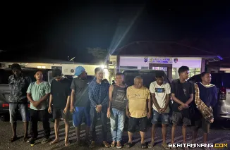 10 orang Pelaku Pungli Jalan Raya Lintas Sumbar -- Riau, di gelandang ke Mapolres Lima Puluh Kota, pada Senin dini hari (26/05/2025)