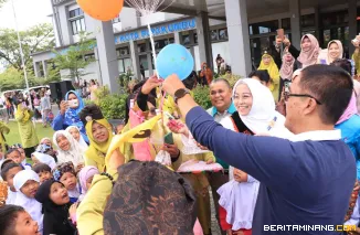 pembukaan Pekan Olahraga dan Seni (PORSENI) tahun 2025 di halaman Balai Kota Payakumbuh, Sabtu (17/05/2025).