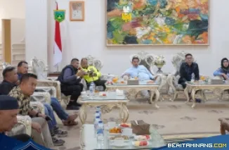 Wali Kota, Hendri Arnis saat rapat bersama Forkopimda di Rumah Dinas, Senin (28/4/2025) mengungkapkan, pemberlakuan SSA bakal diperkuat melalui Surat Keputusan (SK) resmi dan Perwako. Foto: Kominfo Padang Panjang