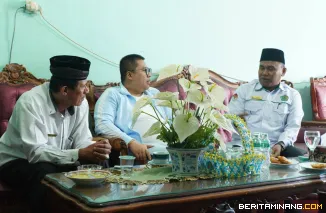 Wali Kota, Hendri Arnis lakukan kunjungan silaturahmi ke Kantor Kementerian Agama (Kankemenag) Kota Padang Panjang, Selasa (27/5/2025) pagi dan disambut Kepala Kankemenag, Mukhlis beserta jajaran. Foto: Kominfo Padang Panjang
