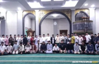 Kegiatan Subuh Mubarak Universitas Negeri Padang bertempat di Masjid Raya Al-Azhar, Air Tawar Padang pada Jumat (2/5) pagi ini. Foto ET.