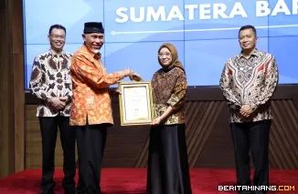 Gubernur Sumbar, Mahyeldi Ansharullah menerima penghargaan dari Menteri Pendayagunaan Aparatur Negara dan Reformasi Birokrasi (PANRB) RI, Rini Widyantini di Kantor Kementerian PANRB Jakarta Pusat, Rabu (30/4/2025). Foto: Adpim Sumbar