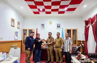 Kepala Pusat Pengabdian dan KKN UNP, Dr. Yasdinul Huda ketika bertemu Bupati Kabupaten Kepulauan Mentawai, Dr. Rinto Wardana, SH, M.H, Senin, 5 Mei 2025. Foto: Humas UNP
