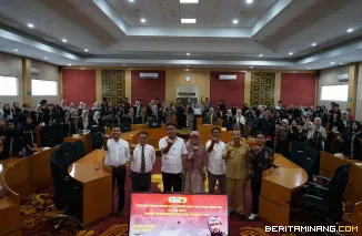 Wakil Gubernur Vasko Ruseimy, yang hadir dalam kegiatan Kuliah Umum Pendidikan Berbasis Lokal dan Diseminasi Produk Project Based Learning (PjBL) Silek dan Sakola di Ruang Sidang Senat UNP, Selasa (27/5/2025). Foto: Adpim Sumbar