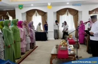 Wali Kota Padang Panjang, Hendri Arnis ketika melantik pengurus Gabungan Organisasi Wanita (GOW) Kota Padang Panjang untuk masa bakti 2025--2030, Rabu (30/4/2025) di Pendopo Rumah Dinas Wali Kota.  Foto: Kominfo Padang Panjang