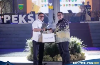 Wali Kota, Hendri Arnis ketika hadiri malam Gala Dinner Muskomwil I Apeksi yang diselenggarakan di Balai Kota Bukittinggi, Senin (29/4/2025) malam. Foto: Kominfo Padang Panjang