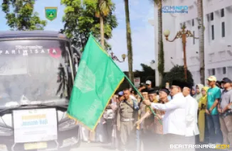 Wali Kota Padang Panjang, Hendri Arnis ketika melepas sebanyak 19 Calon Jamaah Haji Kota Padang Panjang yang tergabung dalam kloter 15, Kamis (29/5/2025). Foto: Kominfo Padang Panjang
