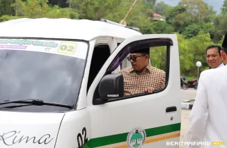 Wali Kota Hendri Arnis, yang pagi itu bersama Wawako Allex Saputra juga menggunakan sebuah angkot menuju salah satu tempat kegiatan di Islamic Centre, Rabu (28/5/2025) pagi di Kota Padang Panjang. Foto: Kominfo Padang Panjang