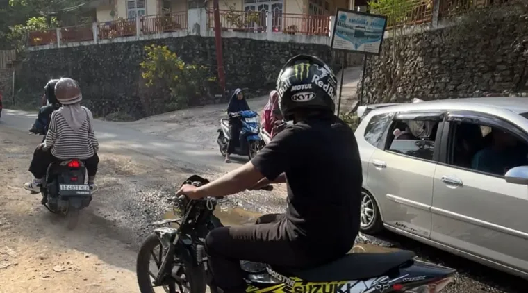Kondisi kerusakan jalan di Kota Sawahlunto yang ditinjau Wakil Gubernur (Wagub), Vasko Ruseimy, Jumat (27/6/2025). Foto: Adpim Sumbar
