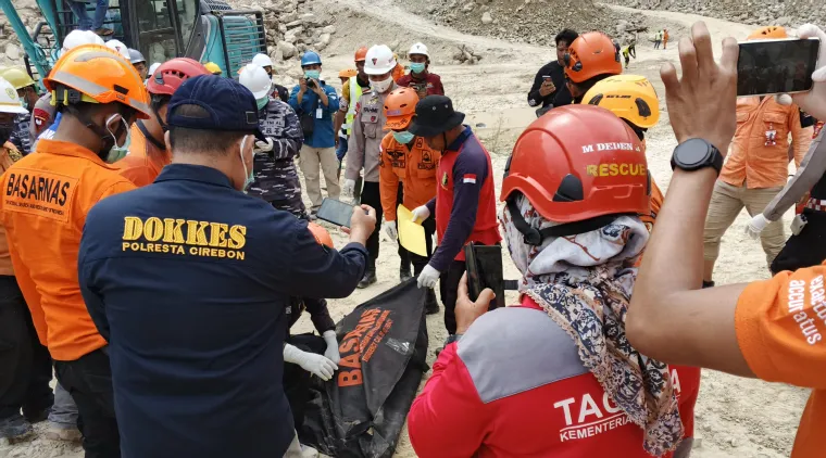 Proses pencarian terhadap korban longsor tambang galian C Gunung Kuda, Kabupaten Cirebon, Provinsi Jawa Barat (1/6). Sumber Foto: Basarnas