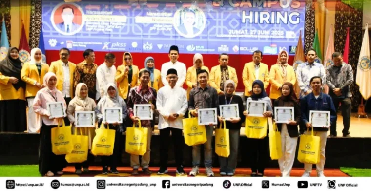 Rektor UNP, Krismadinata, Ph.D berpose dengan calon wisudawan periode ke-139, Jumat (27/6/2025) di Auditorium UNP. Foto: Humas UNP